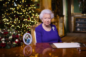 Kraljica Elizabeta je spremna za Božić: Zavirite u njene palate koje odišu prazničnom euforijom (FOTO)