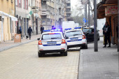 Užas u Novom Sadu: Gađali tinejdžera bakljama, policija ih našla na krovu sa mačetama i palicama!