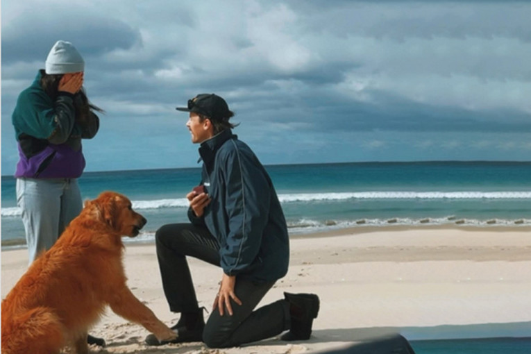 Zaprosio je devojku nasred plaže, a reakcija njegovog psa će vam izmamiti osmeh (VIDEO)