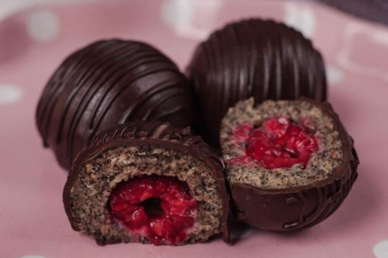 Recept dana: Posne čokoladne bombice, sa plazmom i makom, ukus koji ćete obožavati