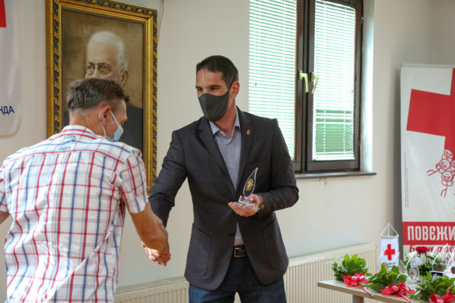 24SEDAM KIKINDA Humanistima velikog srca odato priznanje u Crvenom krstu
