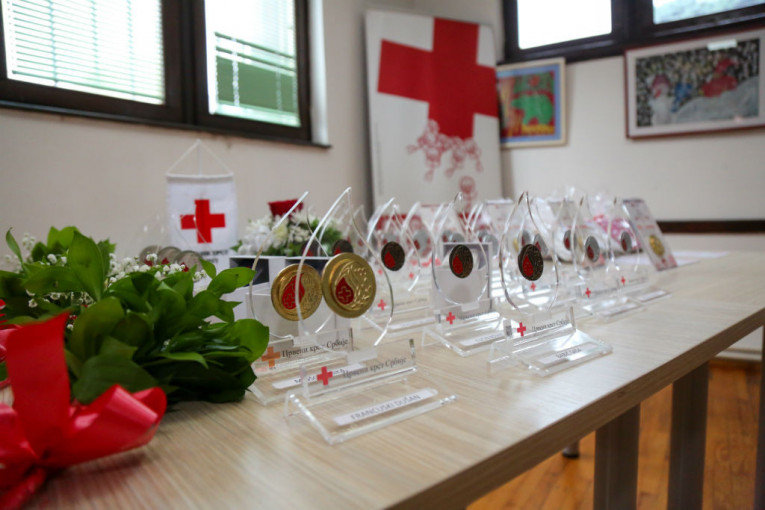 24SEDAM STARA PAZOVA Crveni krst dodelio priznanja davaocima