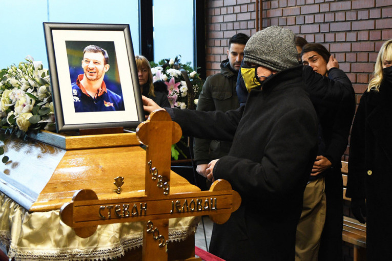 Porodica i prijatelji se oprostili od Stevana Jelovca: Potresne scene na sahrani u Novom Sadu