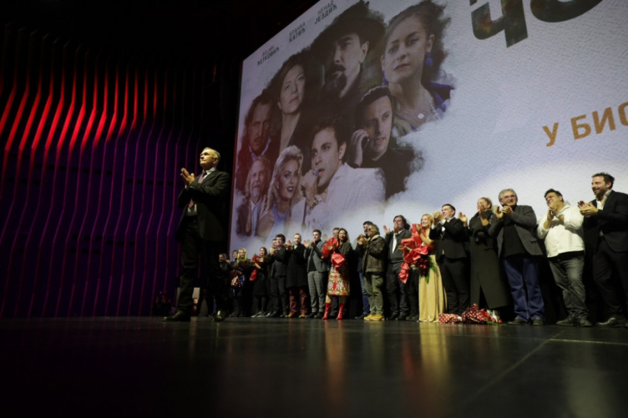 Crveni tepih, ovacije i osmeh Branke Katić: Održana svečana premijera filma „Nije loše biti čovek“ (FOTO)