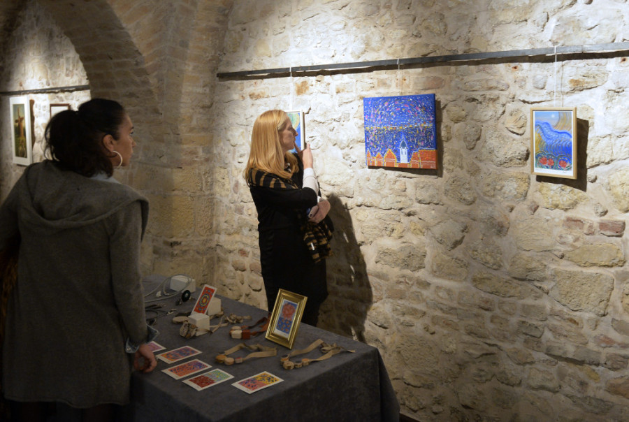 Izložba „Umetnici umetnicima“ kao poruka solidarnosti i empatije (FOTO)