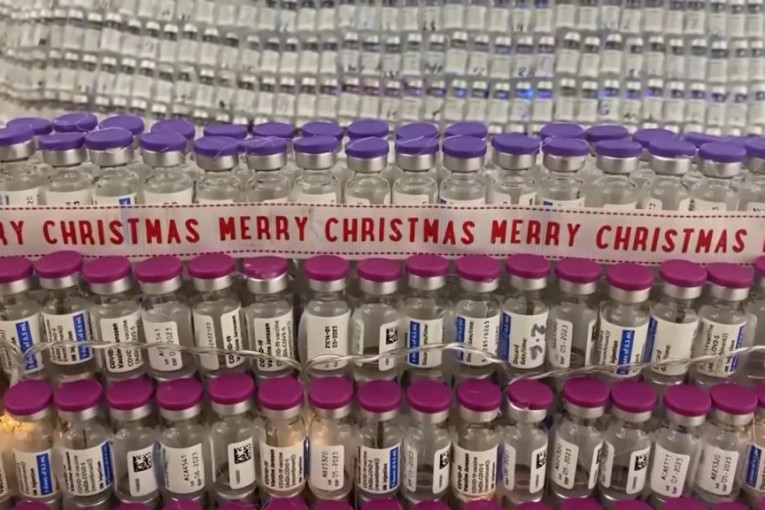 U nju gleda ceo svet! Novogodišnja jelka napravljena od praznih bočica vakcina (VIDEO)