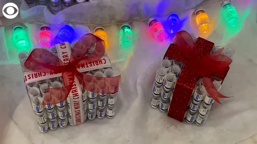 U nju gleda ceo svet! Novogodišnja jelka napravljena od praznih bočica vakcina (VIDEO)