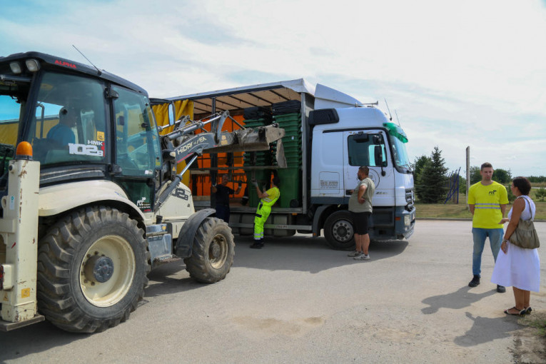 24SEDAM KIKINDA Resorno ministarstvo Kikindi doniralo 131 kantu za smeće