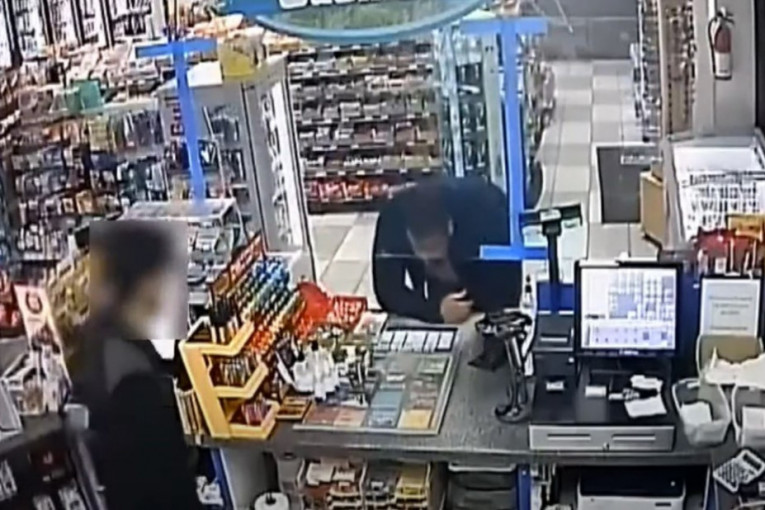 Uznemirujuća scena u radnji: Razbojnik prodavcu pucao u lice iz čista mira, a onda nije mogao da otvori kasu (VIDEO)