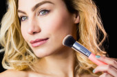 Da šminka tokom leta ne mrdne sa lica: Trikovi uz pomoć kojih će sve ostati na svom mestu