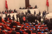 Masovna tuča u turskom parlamentu: Poslanici se psovali, pa prešli na pesničanje (VIDEO)