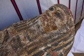Pronađene tri mumije u zapečaćenoj grobnici: Istraživači objašnjavaju zašto su im jezici bili optočeni zlatom (FOTO)