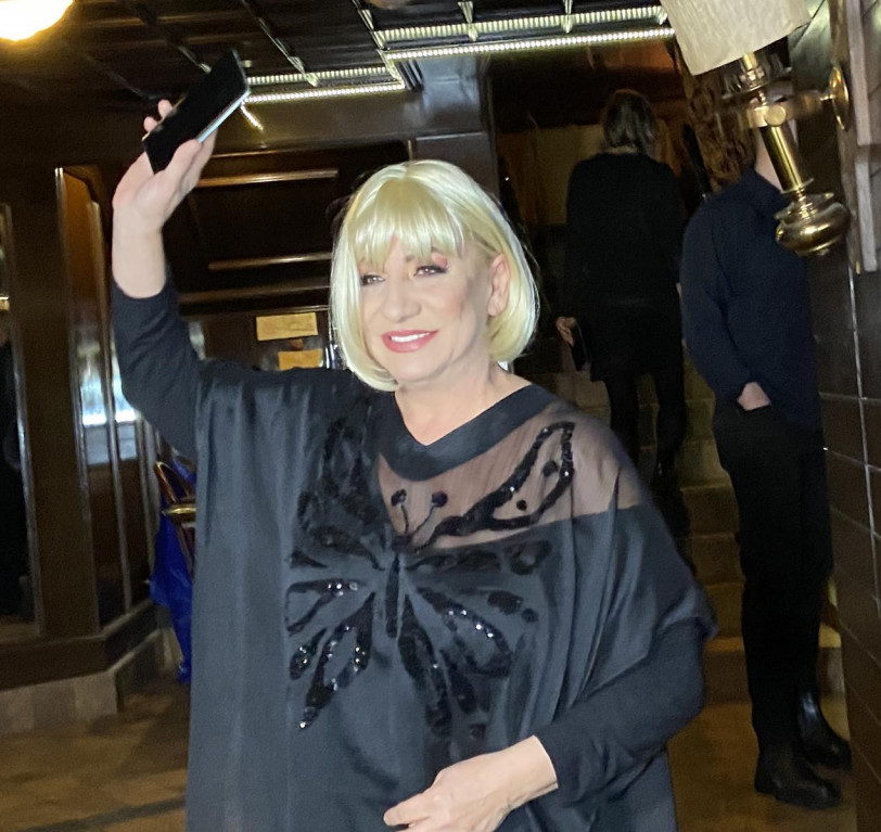 Daleko od glamura i sjaja! Vesna Zmijanac prava domaćica: Ide na pijacu, sprema zimnicu i kuva za unuke