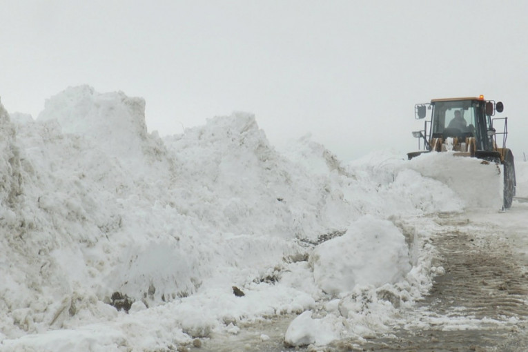Ovo je najkritičnija tačka srpskog Sibira: Smetovi zavejali mnoge porodice, put okrutan za sve vozače (FOTO)
