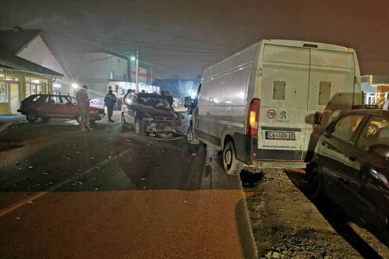 Lančani sudar u Čačku: Sudar tri vozila i kombija, ima povređenih (FOTO)
