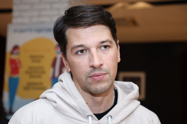 Publika ostavljena da kisne, a o glumcima niko ne brine: Sloboda Mićalović i Viktor Savić razočarani „Filmskim susretima“ (VIDEO)