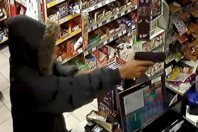 Dolijao osumnjičeni za razbojništvo: Opljačkao prodavnicu uz pretnju pištoljem!