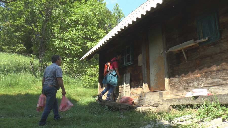 Žena srpski Robinzon Kruso u velikoj je opasnosti: Zimu dočekuje bez namirnica i drva! (FOTO)