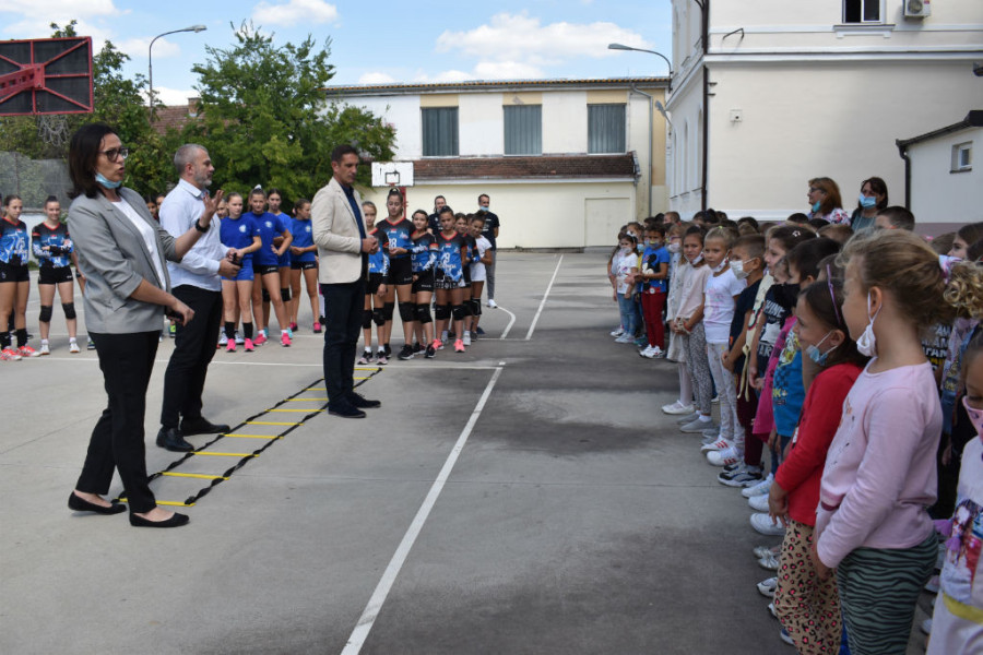 24SEDAM KIKINDA Odbojkašice približile osnovcima lepotu trofejnog sporta