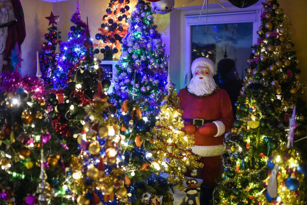 Cene novogodišnjih jelki idu i preko 20.000 dinara: Kupci se žale, a trgovci imaju svoje razloge!