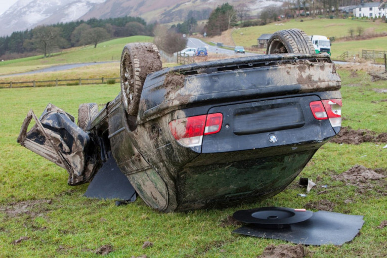 Vozač BMW-a pod istragom: Pijan i bez dozvole vozio pa sleteo sa puta! U nesreći poginula devojka!