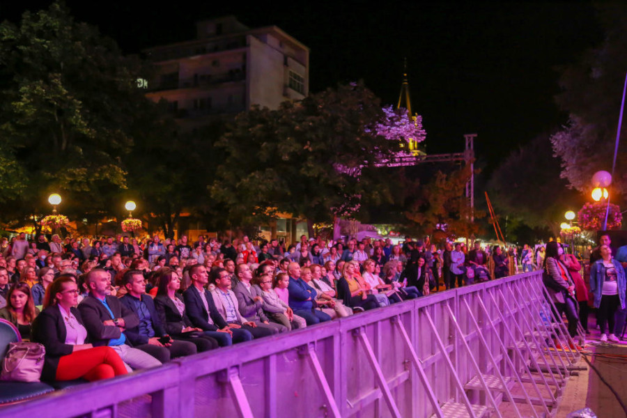 24SEDAM KIKINDA Jadranka Jovanović i "Attendite" otvorili muzički deo programa "Dana ludaje"