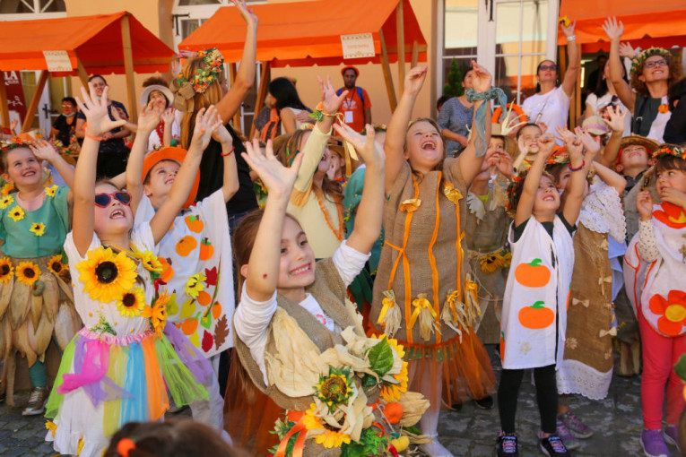 24SEDAM KIKINDA Karnevalska povorka i "Kinderbal" - najlepši deo "Dana ludaje"