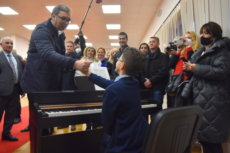 Predsednik Vučić: Deca su naša budućnost, oni su ponos Srbije (FOTO)