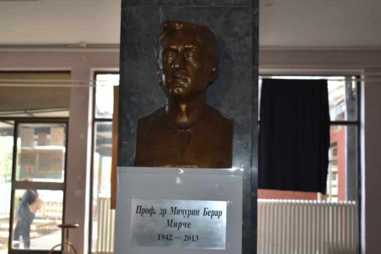 24SEDAM KIKINDA Grad se odužio velikanu: Otkrivena spomen bista prof. dr Mičurina Berara