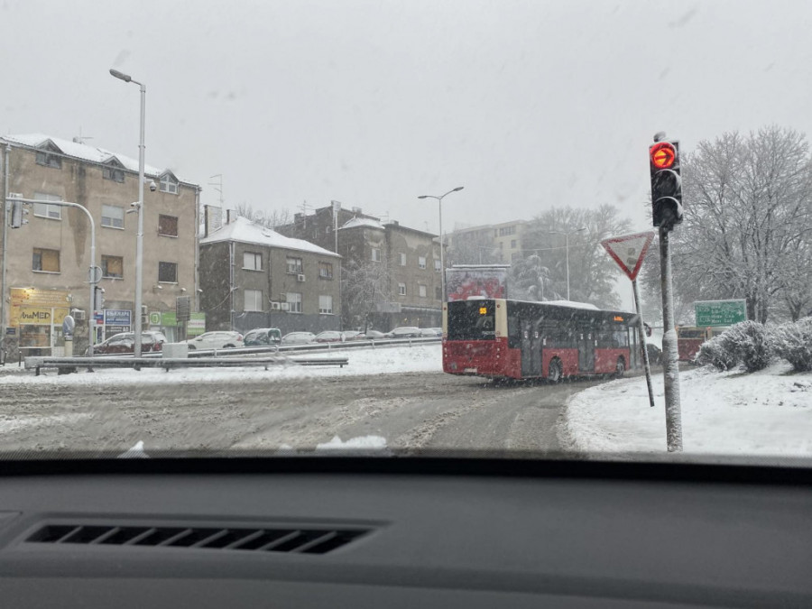 Oblačno uz sneg koji samo pada i pada, a onda uveče...