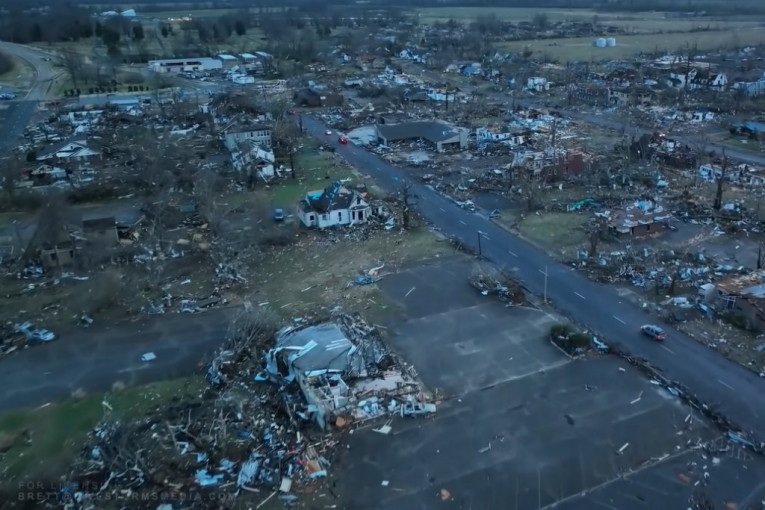 Čitav grad sravnjen sa zemljom, ništa nije ostalo: Snimak dronom otkriva razmere katastrofe u Kentakiju (VIDEO)