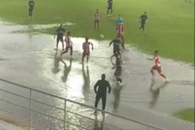 Močvara na terenu, igrači Partizanovog Dijare teraju loptu i ne žale se (VIDEO)