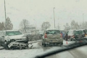 Muke zbog snega širom Srbije: Proklizavanja i kolaps na putevima, hiljade ljudi bez struje (FOTO/VIDEO)