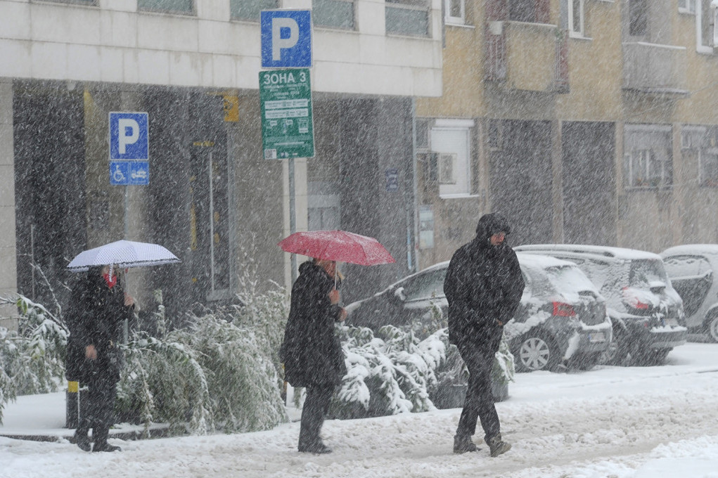 Sneg nastavlja da pravi probleme:  Pojedina naselja u Beogradu ostala bez struje