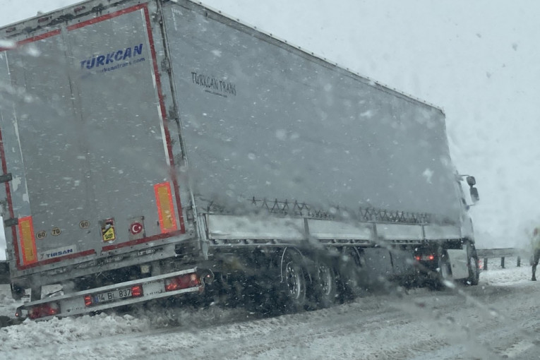 Kamion proklizao na autoputu i udario u bankinu: Haos na svim deonicama puta zbog snega!