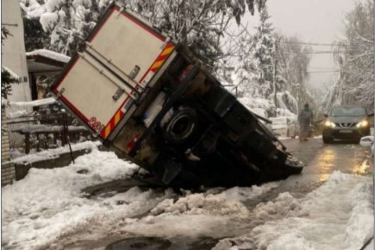 Asfalt "progutao" kamion na Voždovcu?! Pogledajte snimak izbliza (FOTO/VIDEO)
