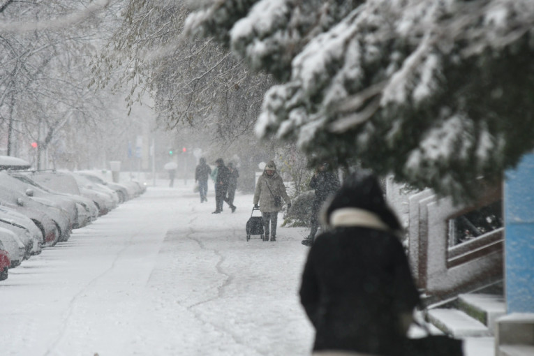 Sneg nastavlja da pravi probleme Beograđanima: Deo saobraćaja u sistemu Bg voza u prekidu