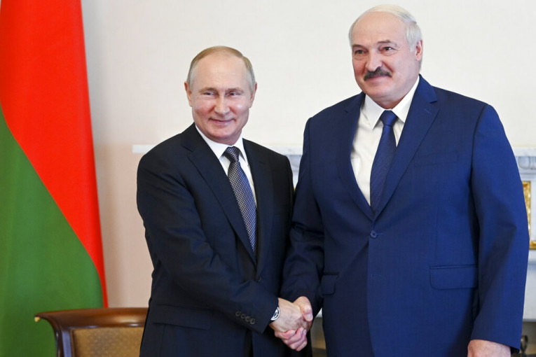Lukašenko ne ide u goste praznih ruku: Pogledajte šta je poklonio Putinu (FOTO)
