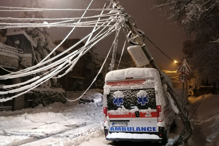 Snežna oluja pojedine delove Beograda ostavila u mraku: Ekipe "Javnog osvetljenja" rade na otklanjanju kvarova
