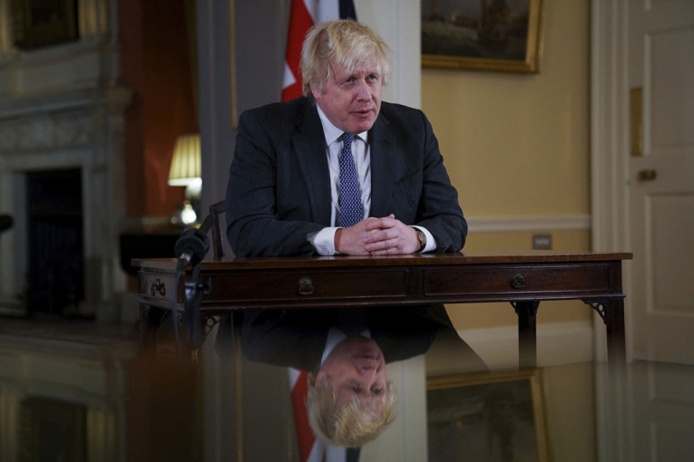 Džonsonu se ljulja fotelja: Britanski premijer pozvan da podnese ostavku