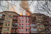 Drama u Novom Sadu se nastavlja: Vatrogasci sa šest vozila i kranom pokušavaju da ugase veliki požar (VIDEO)
