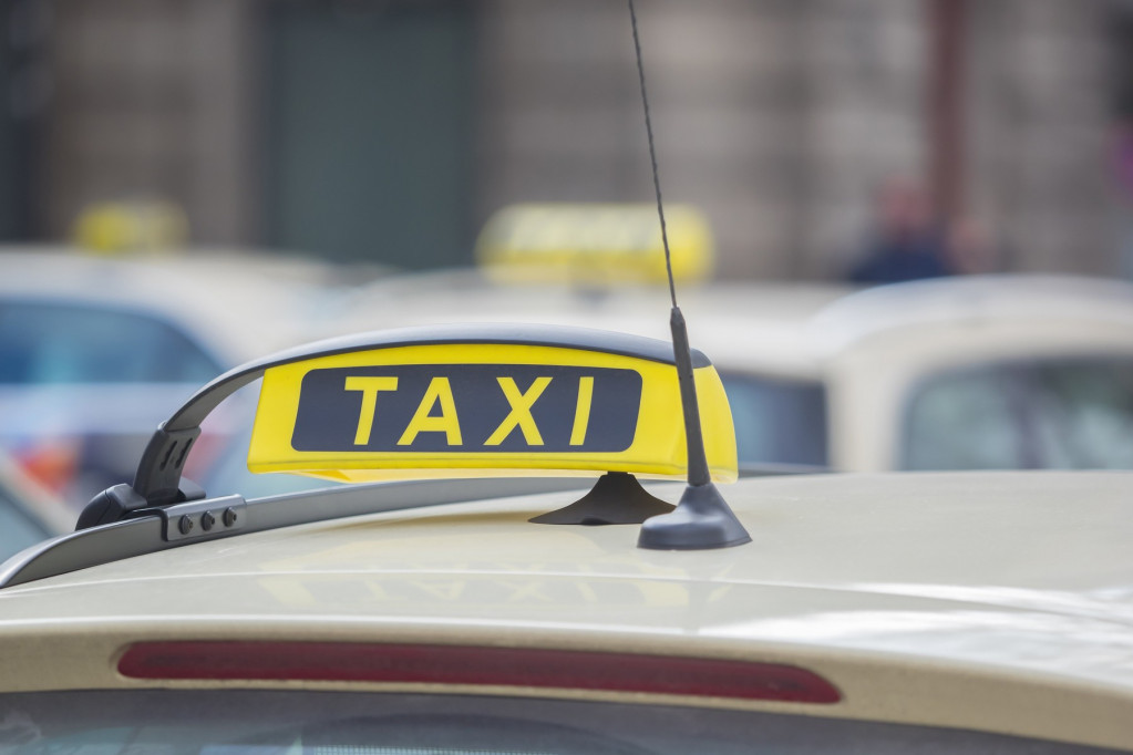 Taksista izvređao devojku na Zvezdari: "Vrati se nazad da mogu da prođem debilčino jedna" (VIDEO)