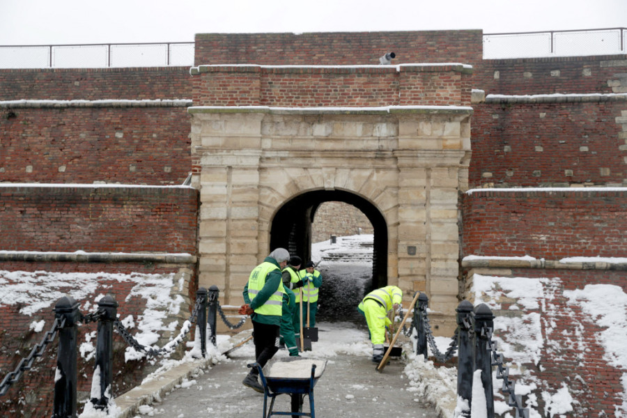 Ulice čisti 300 ljudi, a u pomoć im je uskočilo i 90 kamiona! Ekipe "Beograd puta" rade bez prestanka