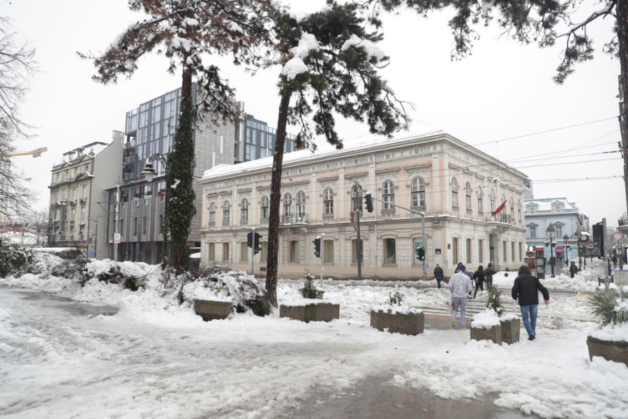 Izlomiše se, samo da ne uzmu lopatu u ruke: Beograđanima ulazi kao snežni bregovi, a kazne samo pljušte!