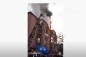 Ugašen veliki požar u Novom Sadu: Plamen progutao krov zgrade i dva stana, poznat uzrok nesreće (VIDEO)