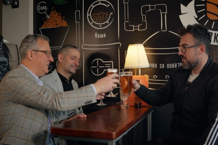 Kako se „prirodno“ pije kraft pivo: Neki Novobeograđani širenje tog znanja smatraju svojom misijom