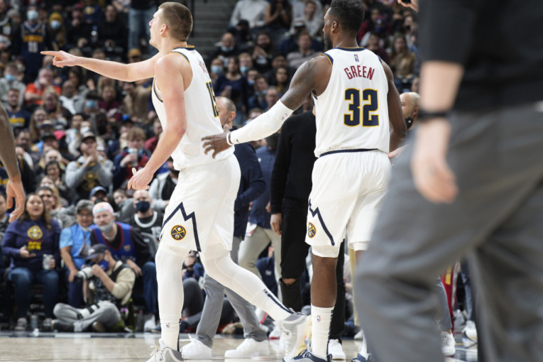 Jokić dobio lakat u bradu i pesnicu u lice, a sudije njega isključile! Srbin bio na korak od tripl-dabla, Denver ubedljiv (VIDEO)