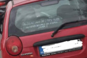 "Blicni ako je i tebi muka svega..." Beograđanka neobičnom porukom na automobilu postala hit na mrežama (FOTO)
