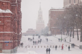 Do kolena u snegu! U Moskvi oboren rekord, za dan palo skoro pola metra snežnog pokrivača, odloženo 170 letova (FOTO/VIDEO)
