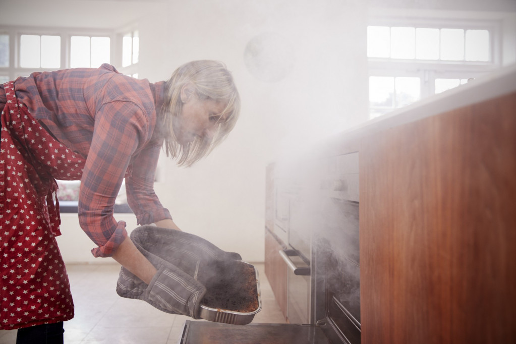 Da čišćenje zagorelog posuđa postane manje naporno: Tri kuhinjske namirnice koje rade posao bolje od deterdženta